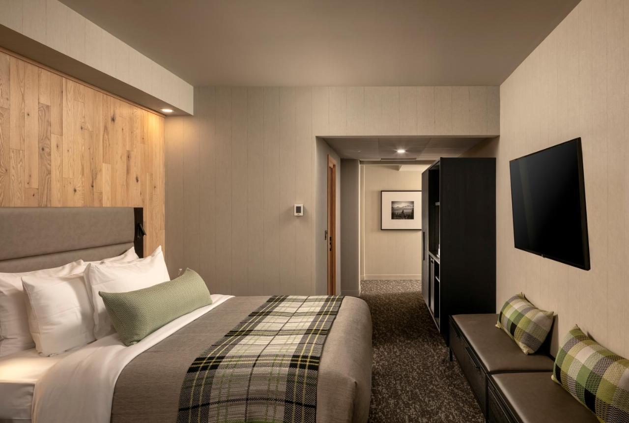 Peaks Hotel And Suites Banff Bagian luar foto