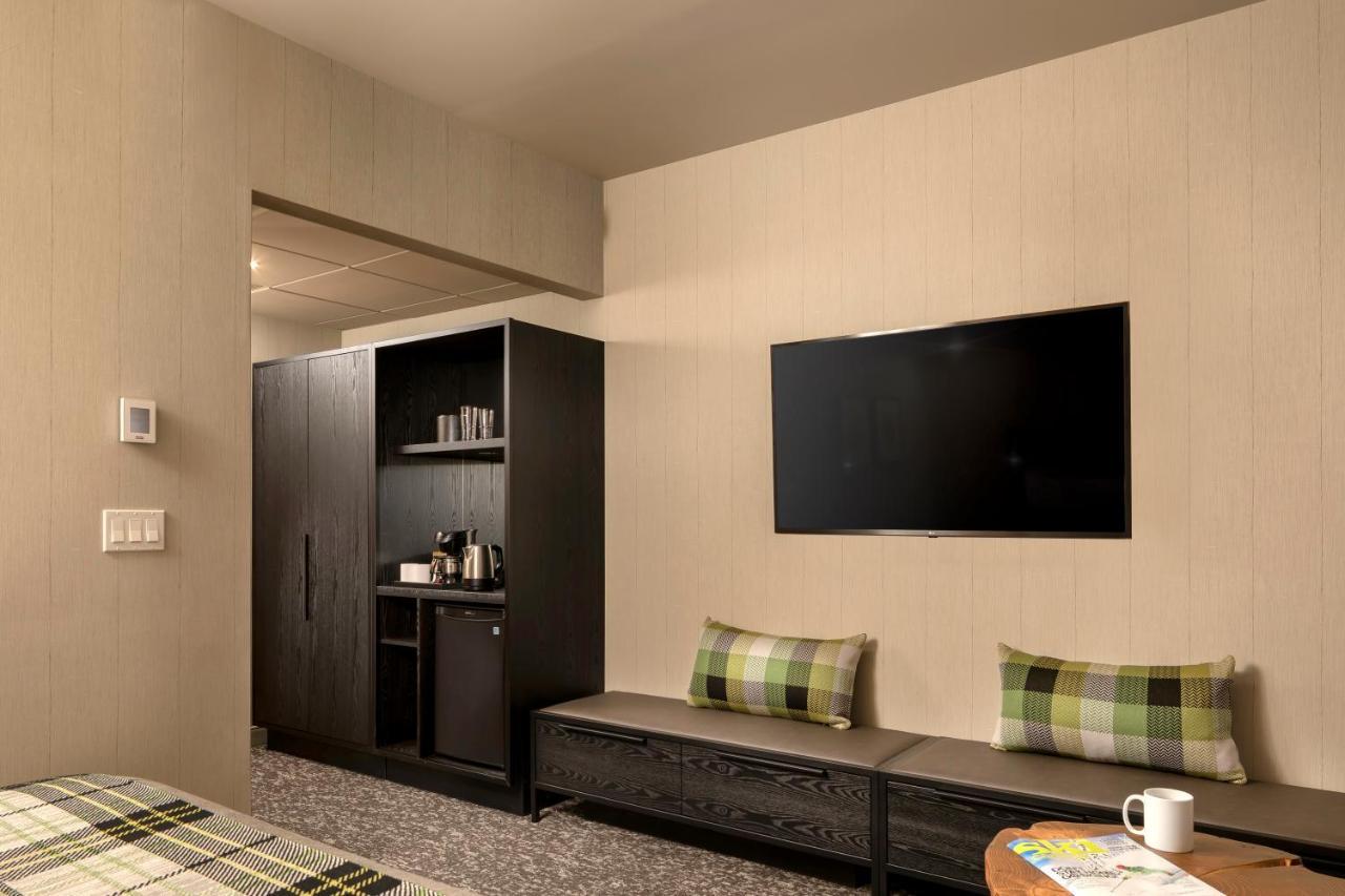 Peaks Hotel And Suites Banff Bagian luar foto