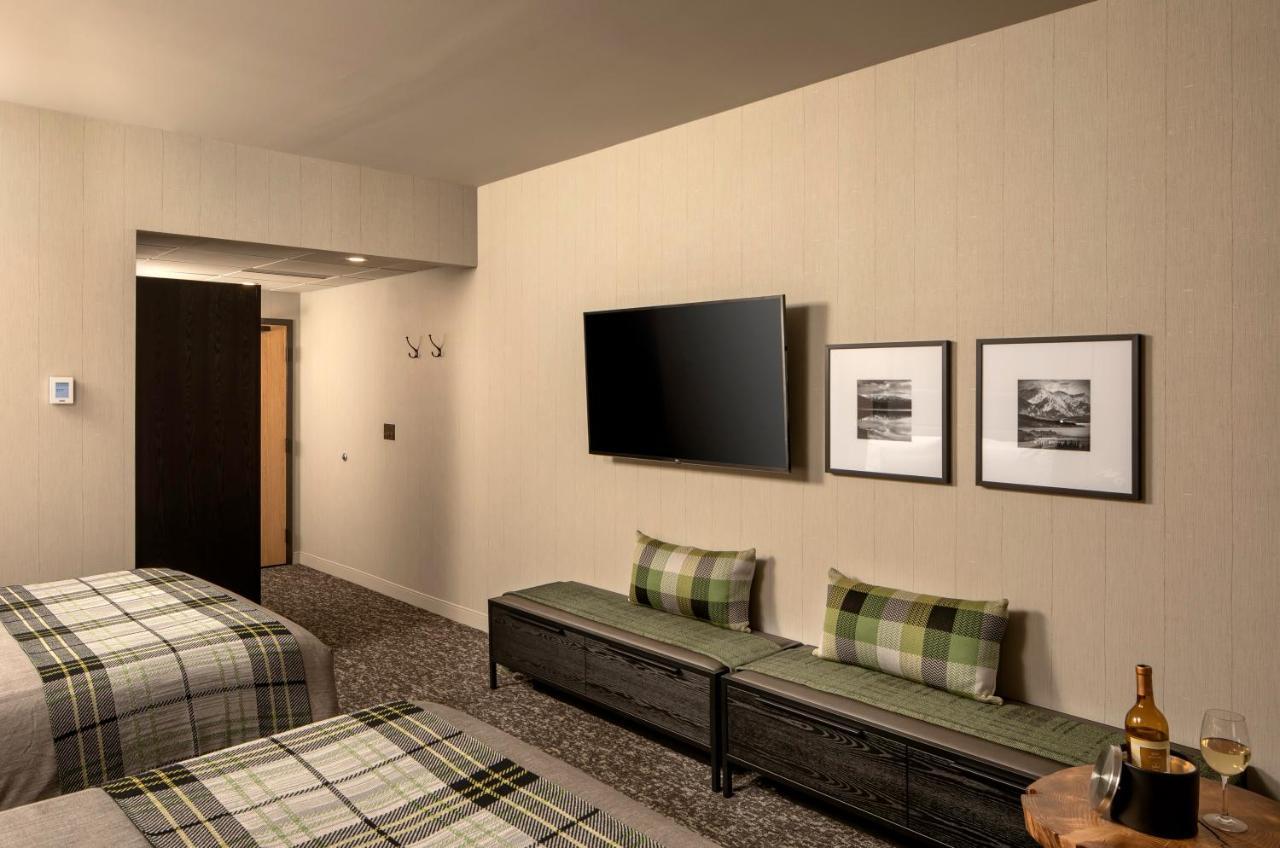 Peaks Hotel And Suites Banff Bagian luar foto