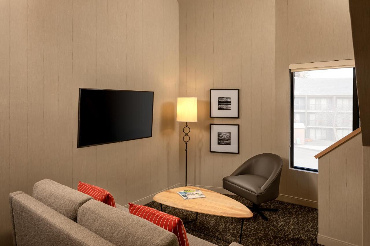 Peaks Hotel And Suites Banff Bagian luar foto