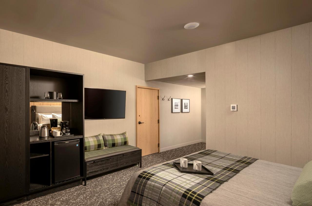 Peaks Hotel And Suites Banff Bagian luar foto