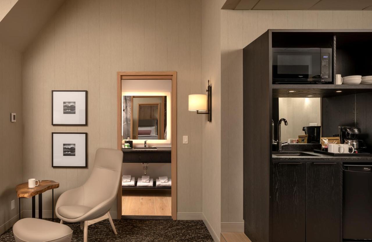 Peaks Hotel And Suites Banff Bagian luar foto