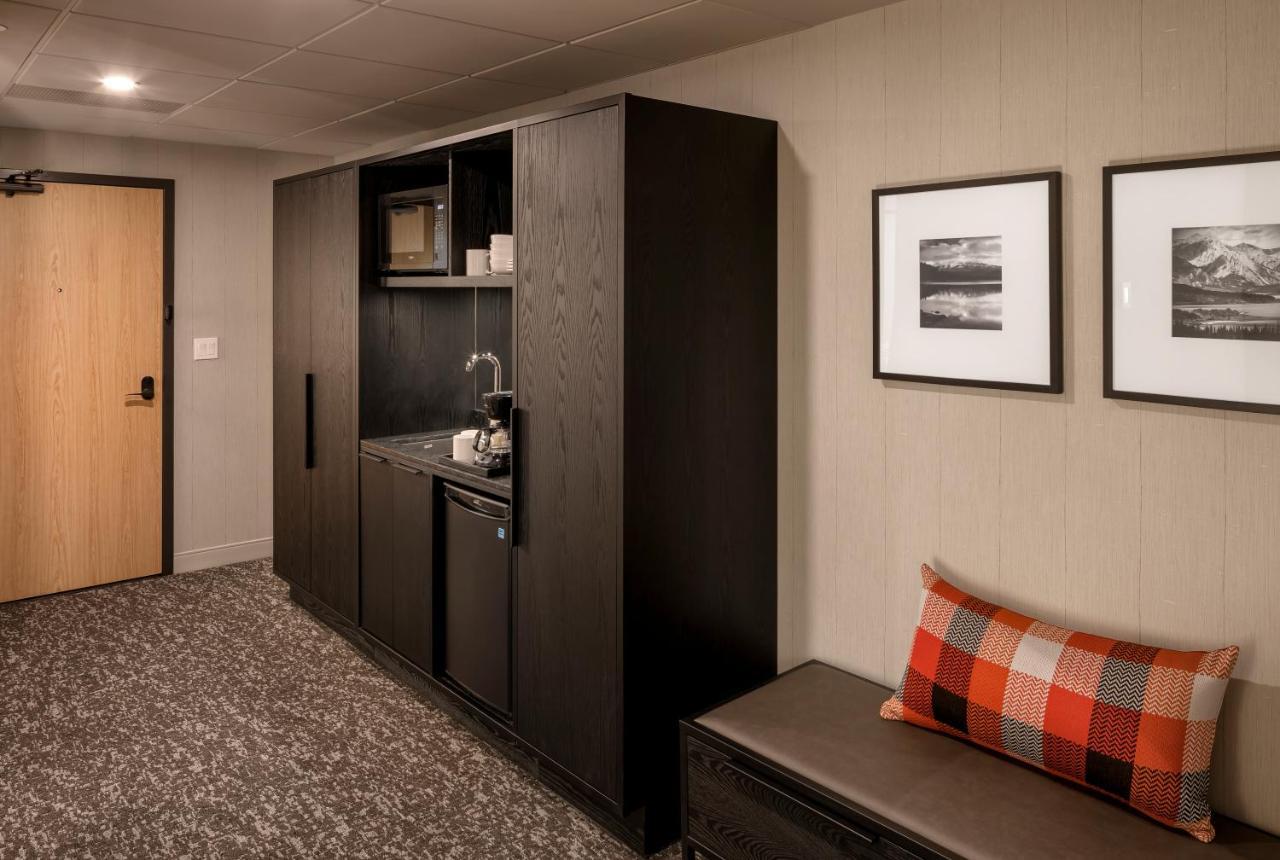 Peaks Hotel And Suites Banff Bagian luar foto