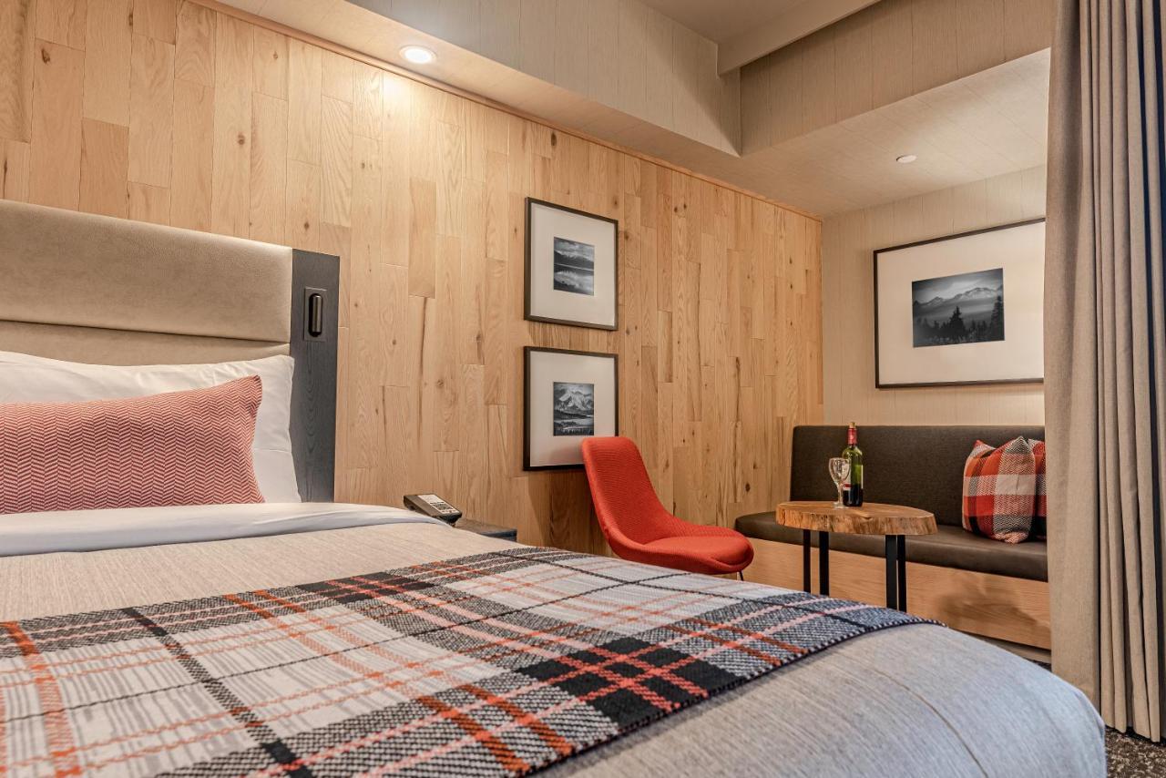 Peaks Hotel And Suites Banff Bagian luar foto