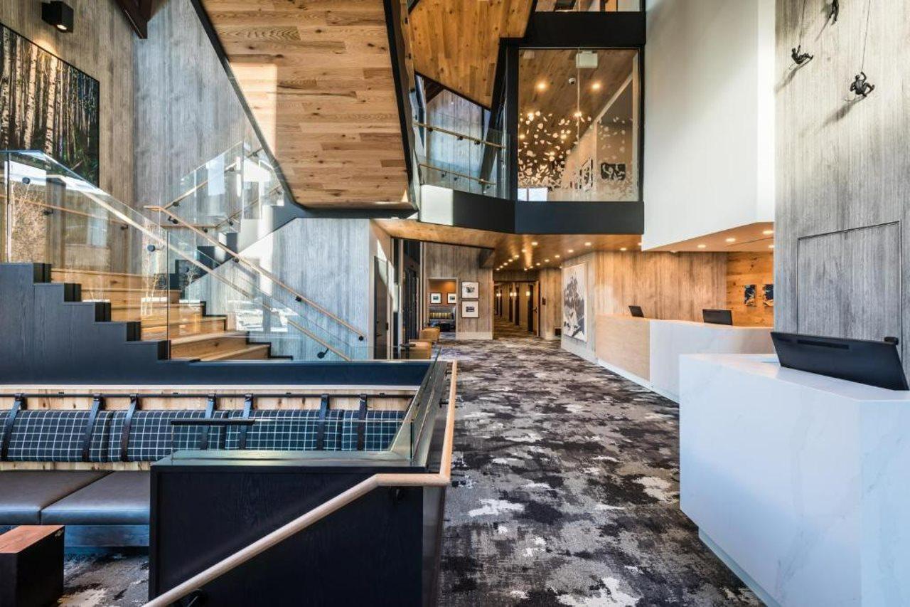Peaks Hotel And Suites Banff Bagian luar foto